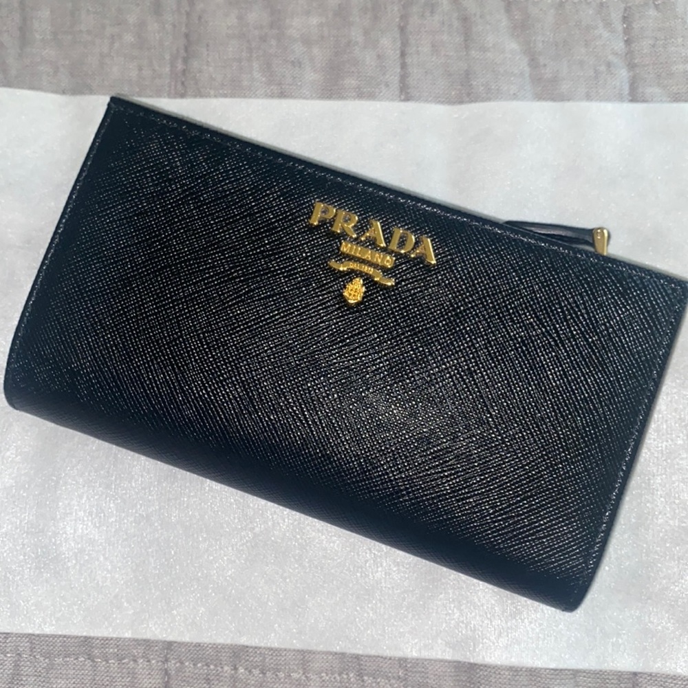 PRADA! Beautiful small wallet in pristine condition!
